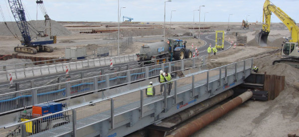 Sichere Brücke über einen Kühlwasserkanal